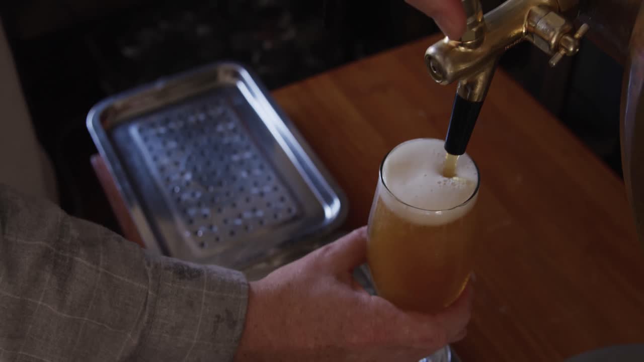 마이크로 브루어리 술집에서 일하는 백인 남자의 손