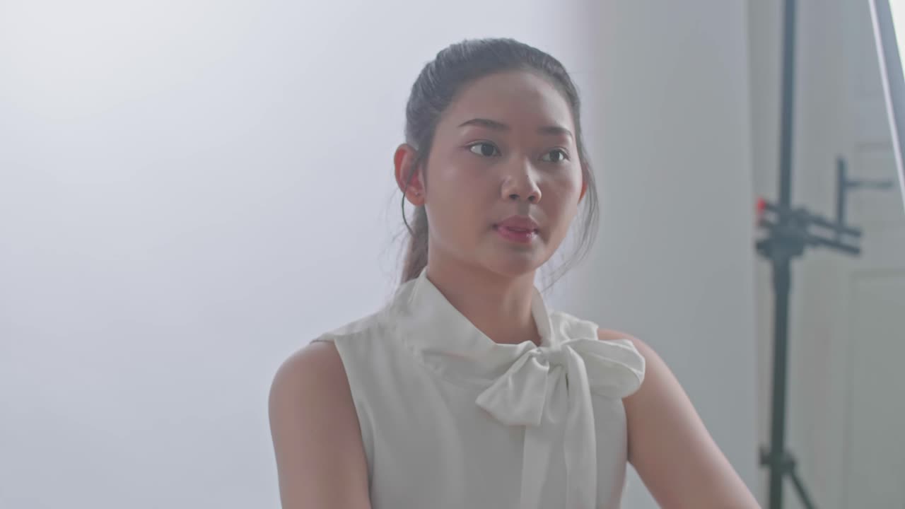 젊은 여자의 스튜디오 초상화