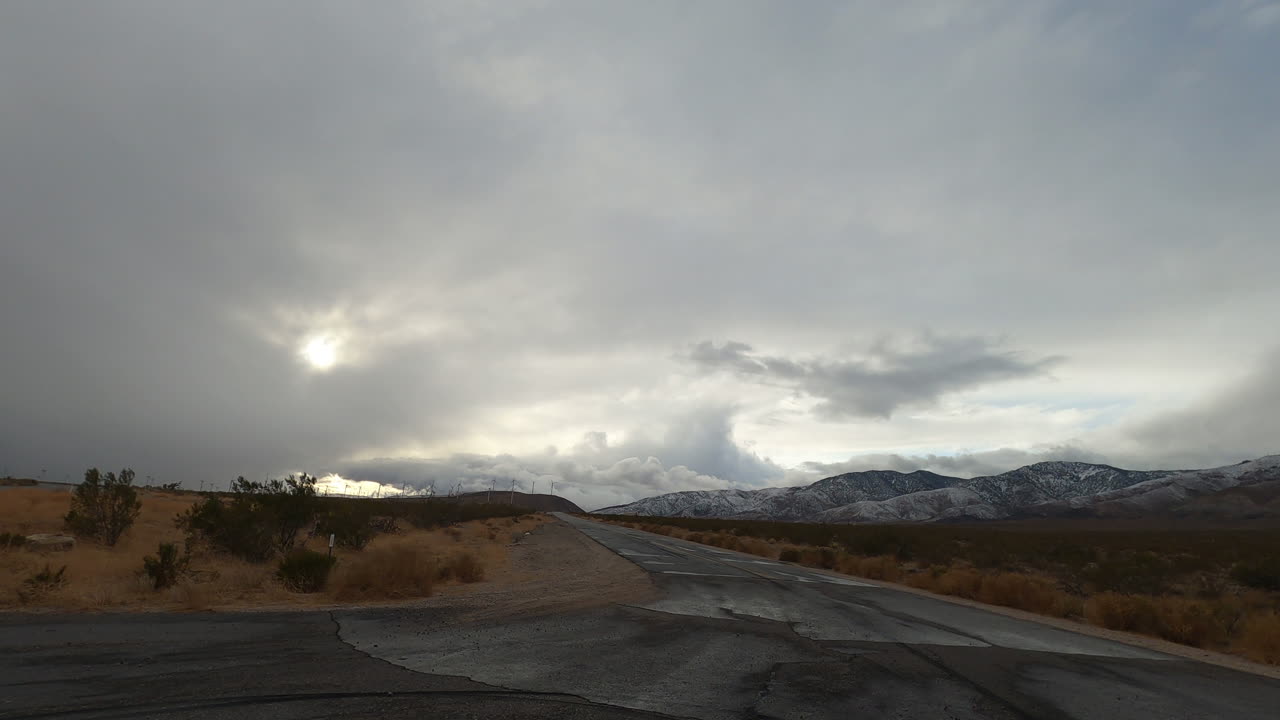 en el cruce de dos caminos en el desierto de mojave, las nubes de lluvia se forman sobre la cabeza - lapso de tiempo