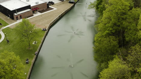 Sagar-Creek,-Der-Durch-Die-Innenstadt-Von-Siloam-Springs-Arkansas-Fließt-Und-Sich-Mit-Dem-Illinois-River-Verbindet---Luftaufnahmen-Von-Drohnen-An-Einem-Sonnigen-Tag