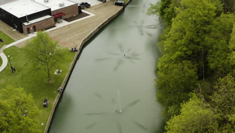 sagar creek traversant le centre-ville de siloam springs arkansas se connectant à la rivière illinois - images de drones aériens aux beaux jours