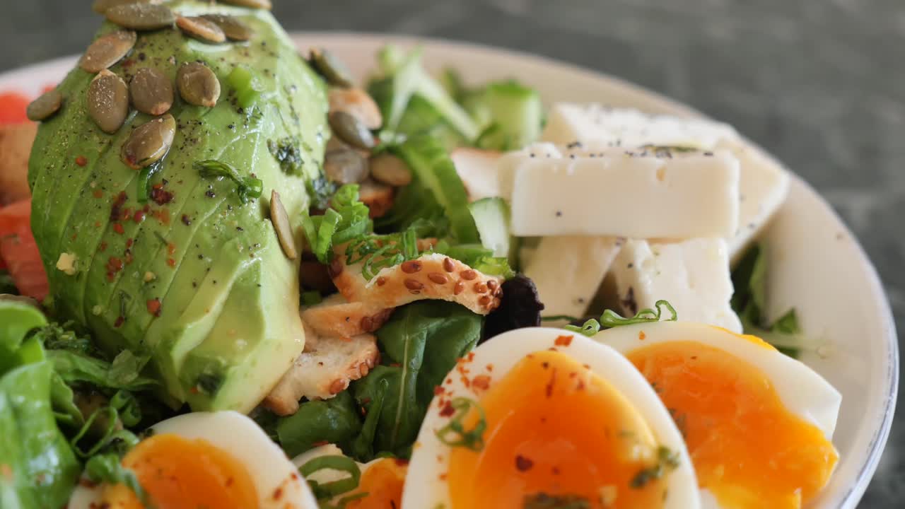 Salada nutritiva com abacate, ovo e queijo feta