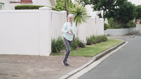 Una-Anciana-Activa-Corriendo