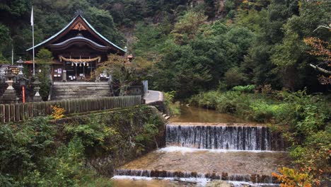 ogashira-jinja shinto-schrein und kebo-fluss in hatsukaichi, hiroshima, japan