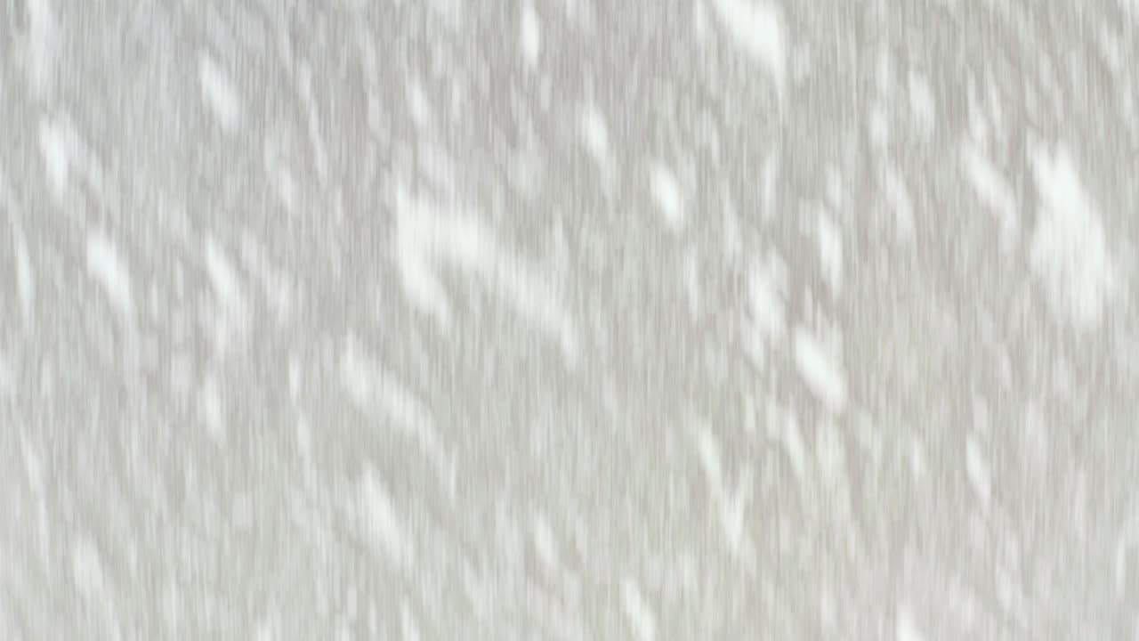 노르웨이의 호수에서 얼음과 눈 위에 빠른 드론 촬영