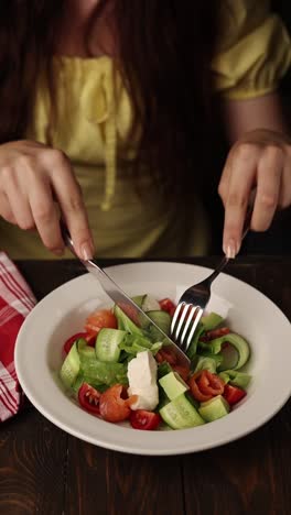 una mujer comiendo una ensalada de salmón.