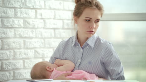 Mujer-Infeliz-Sosteniendo-Al-Bebé-Dormido-En-Las-Manos.-Concepto-De-Madre-Estresada