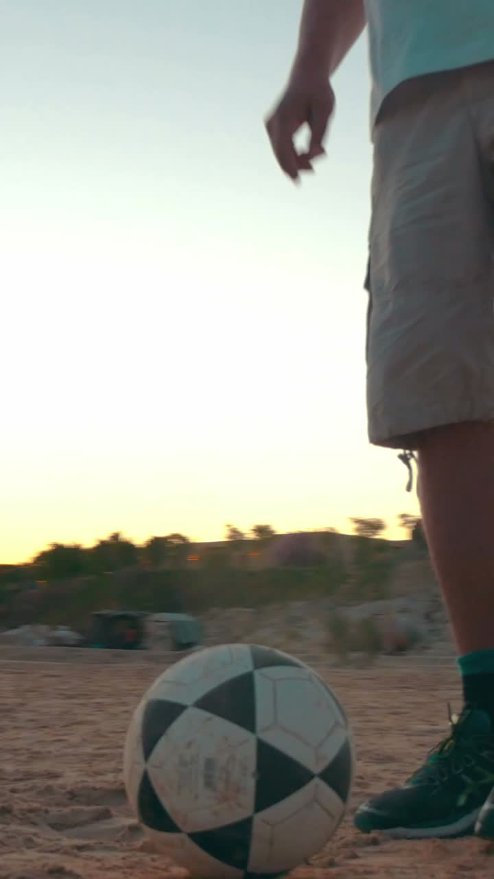 gente caminando por la playa al atardecer