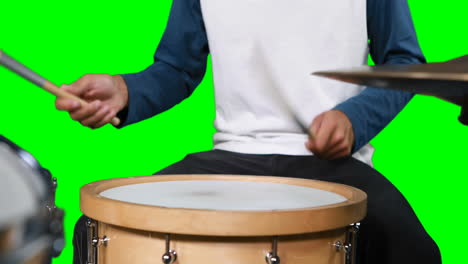 sección media del baterista tocando el tambor