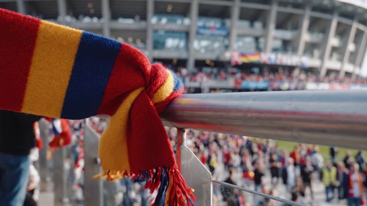 Spirito di squadra vibrante catturato: una sciarpa colorata che mostra passione ed energia a un emozionante evento sportivo in mezzo a una folla entusiasta