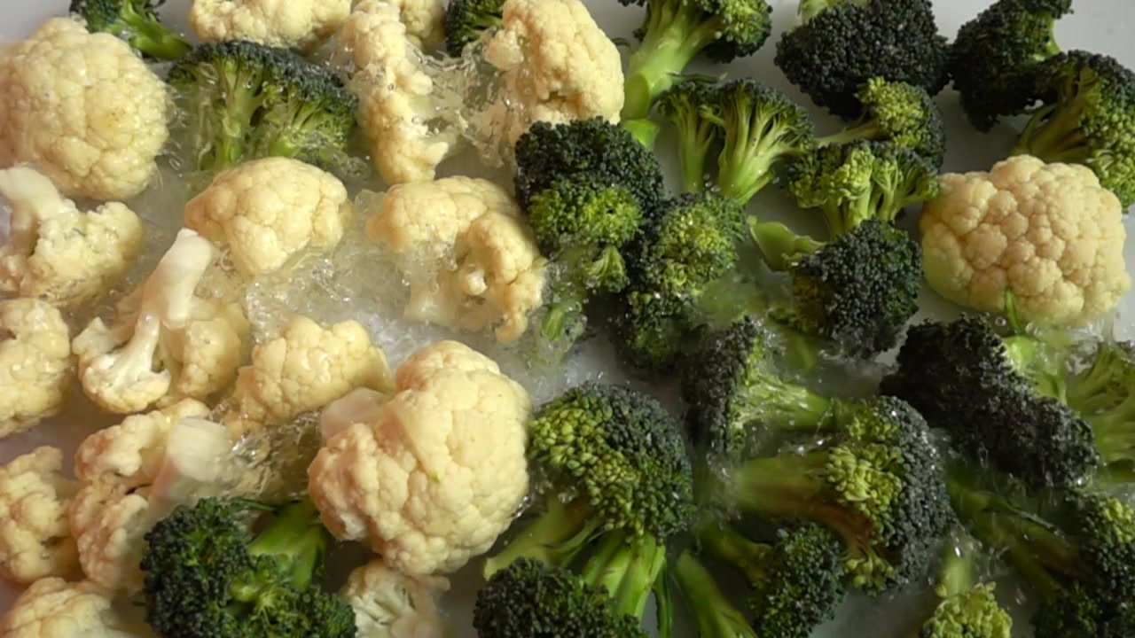 Broccoli e cavolfiore maturi. Slow motion