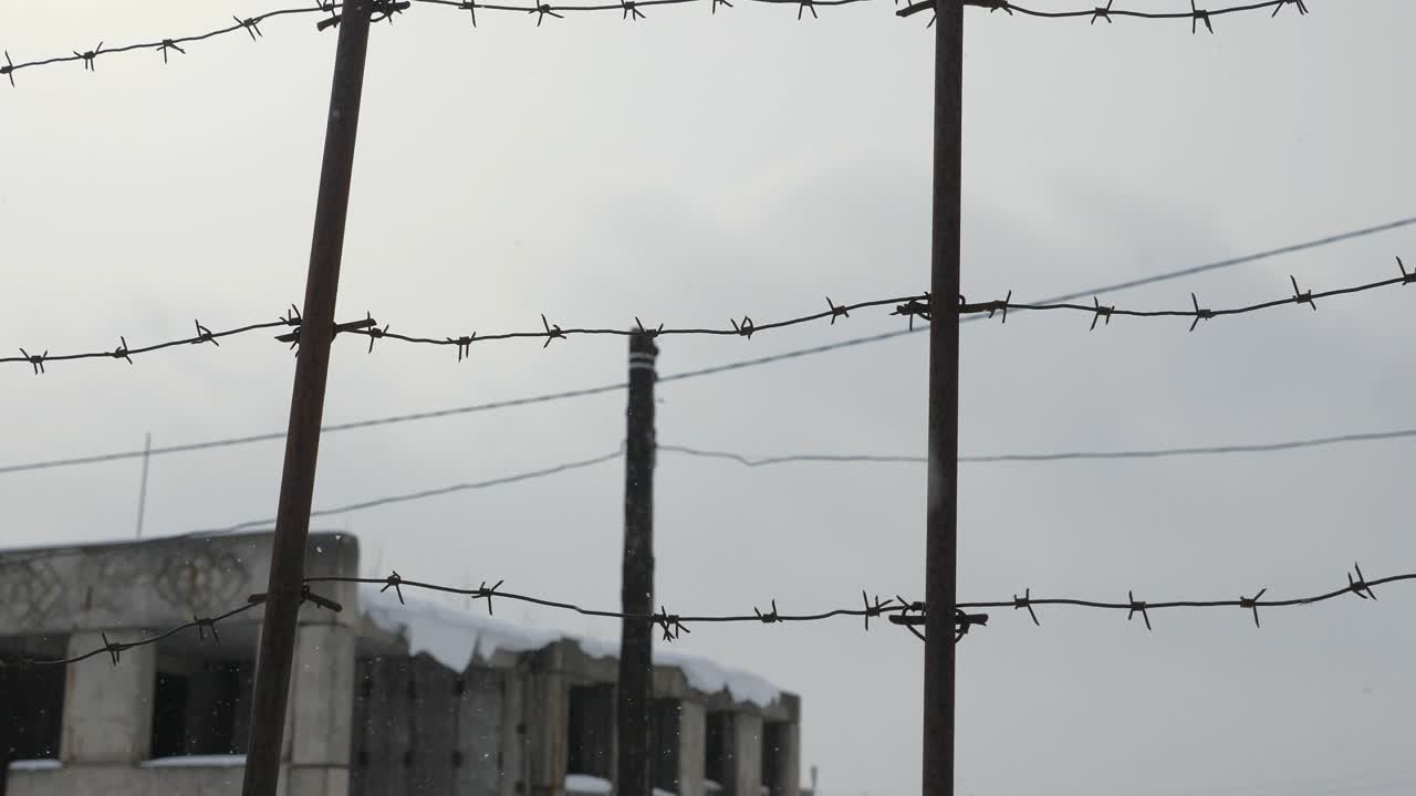 alambre de púas sobre un fondo de cielo gris