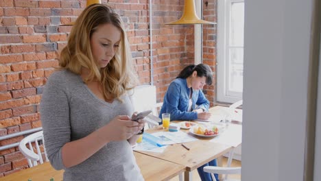 Mujer-De-Negocios-Usando-Teléfono-Móvil-4k