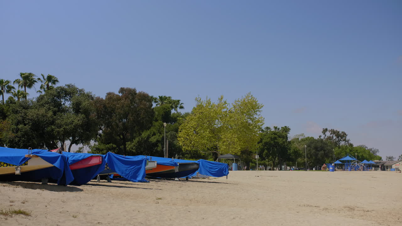 estabilizadores alineados en un parque suburbano