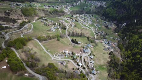 pueblo de montaña de los alpes franceses en la ladera, vista aérea