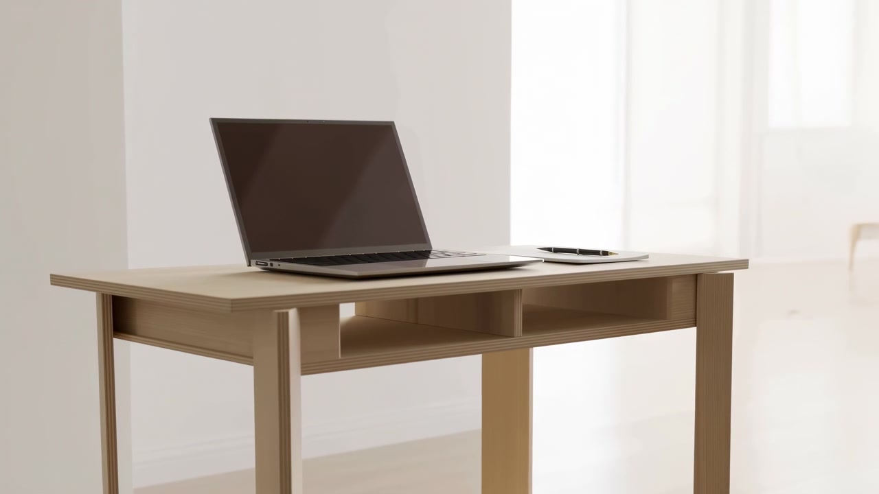 Portátil en escritorio de madera. Oficina en casa minimalista luminosa e iluminada por el sol con dispositivo elegante, teclado y ratón.