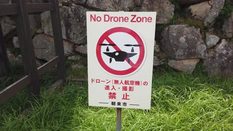 No-Hay-Zona-De-Vuelo-Japonesa-Con-Drones,-Señal-De-Prohibido-En-Las-Ruinas-Del-Castillo-De-Takeda,-Japón.