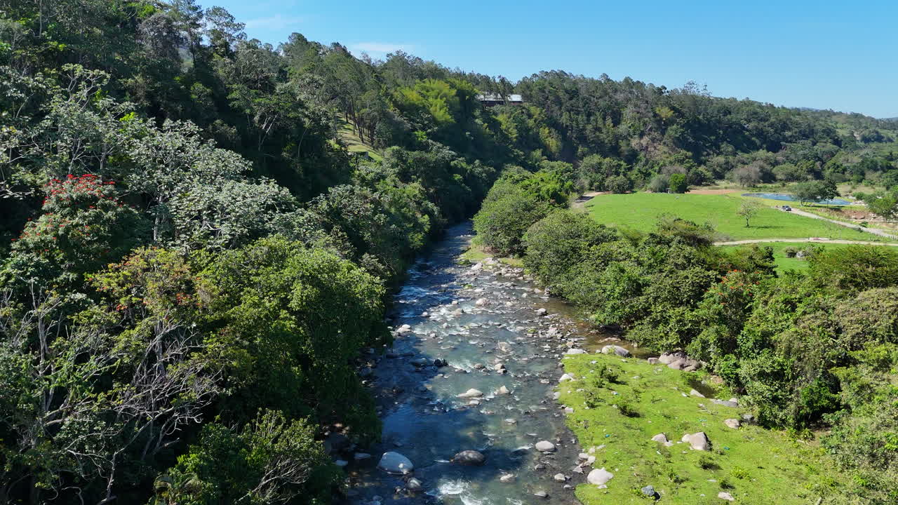 río rocoso en la zona tropical de la república dominicana en verano