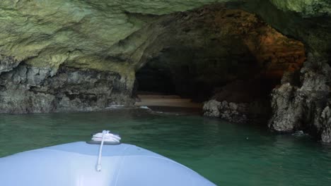 Sicht-Vom-Boot-Aus-Auf-Die-Tiefe,-Dunkle-Höhle-In-Albufeira,-Portugal