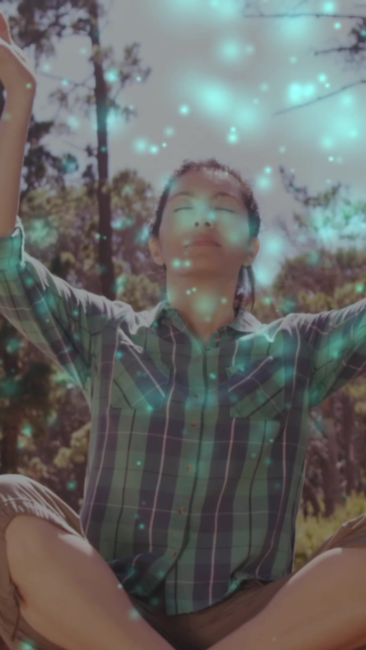 Animazione di punti luce su una donna asiatica che medita in una foresta.