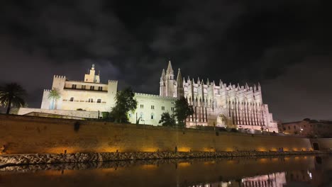 Palma-De-Mallorca,-Timelapse-Nocturno-De-La-Catedral-Y-Centro-Histórico