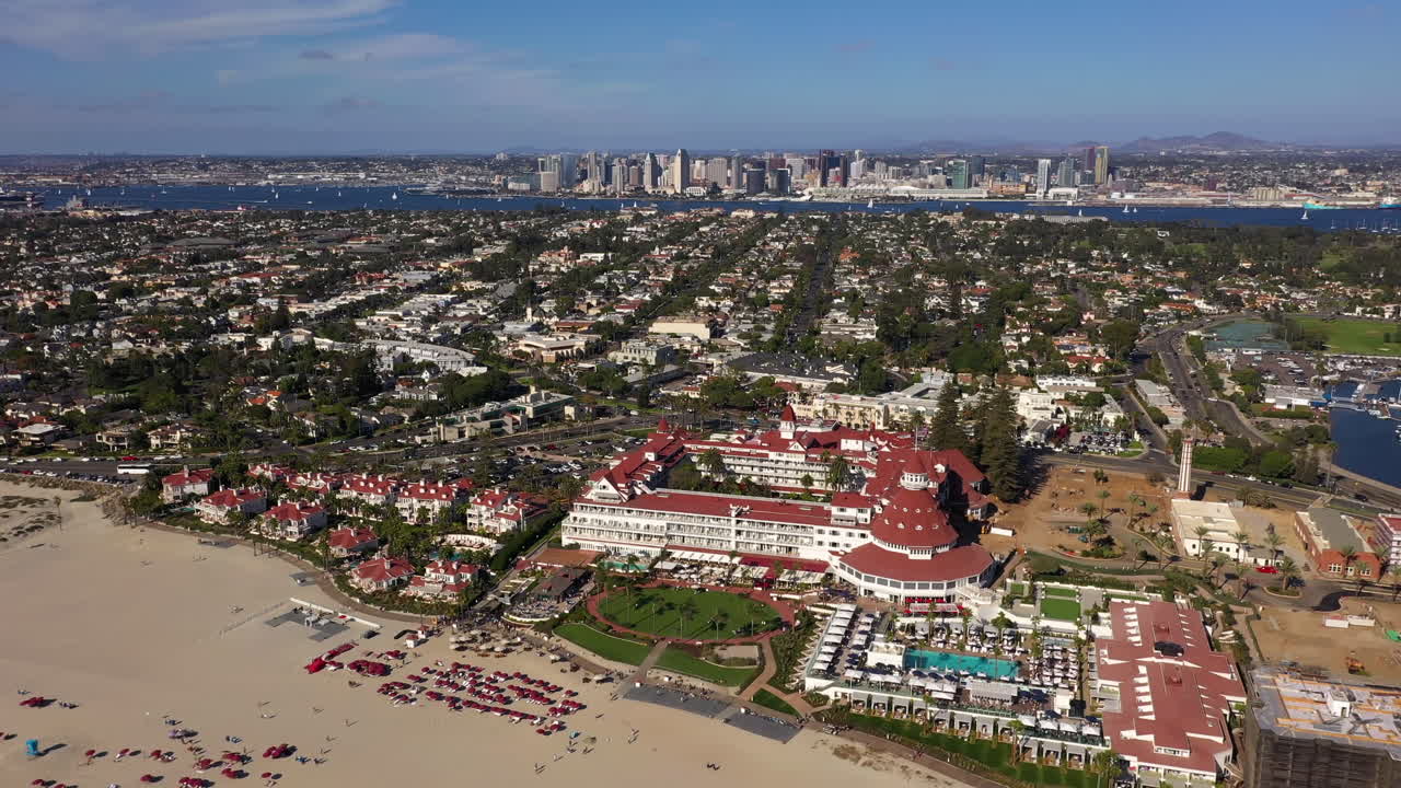 화창한 날 샌디에고의 코로나도 해변에 있는 호텔 델 코로나도의 공중 전망 - 드론 샷