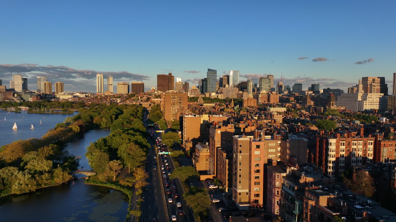 VUE AÉRIENNE : Paysage urbain de Boston avec l'Esplanade de la rivière Charles et le trafic de Storrow Drive
