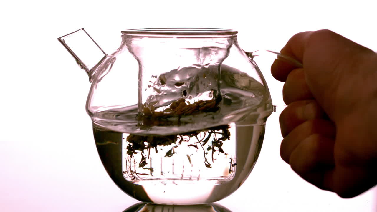 차 비 에서 물 을 손 으로 회전 시키는 것