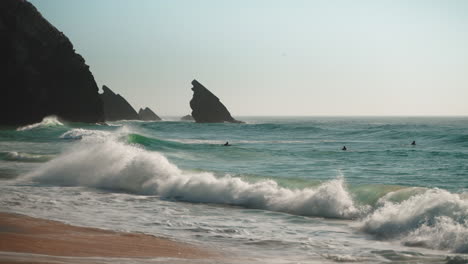 escena de surf en la costa