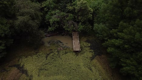 Toma-Aérea-De-Drones-De-Un-Muelle-En-Un-Lago