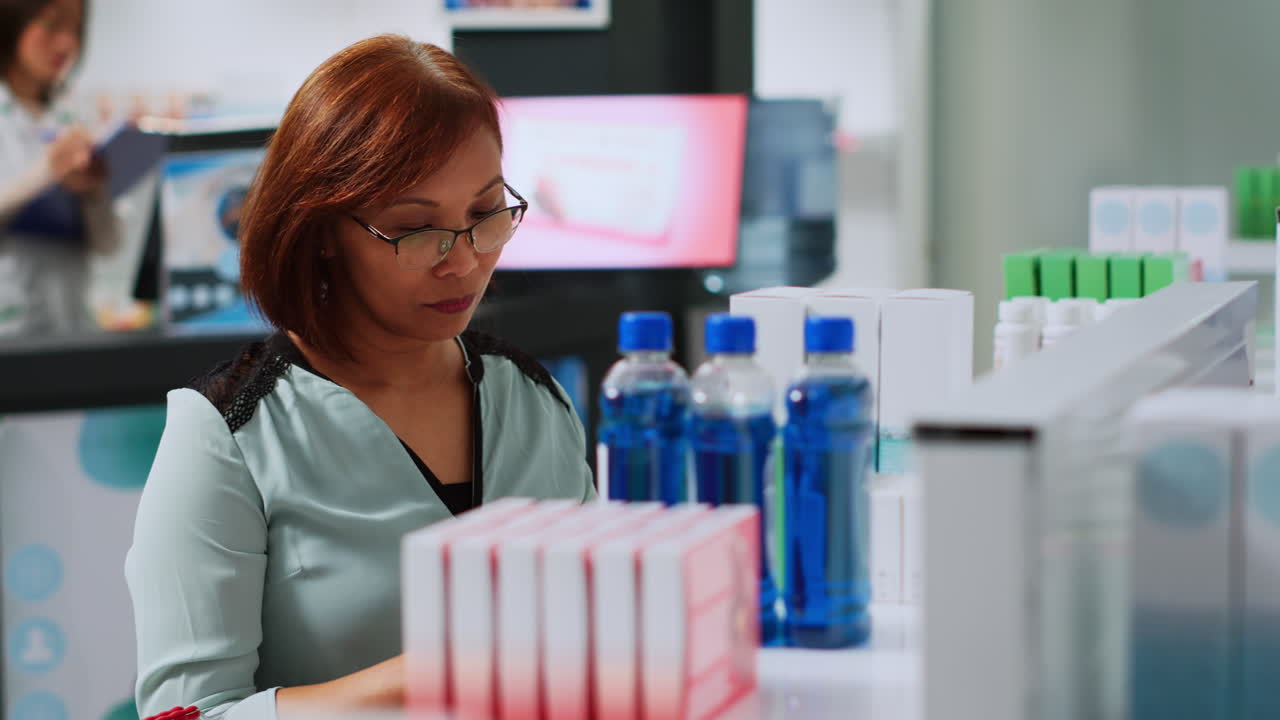 Una donna che acquista farmaci in farmacia