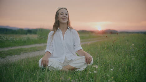 Contemplación-De-Yoga-Al-Atardecer