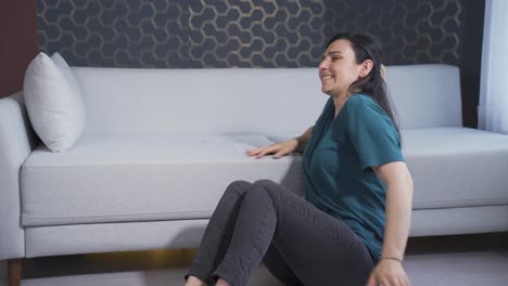 una mujer loca hablando sola.
