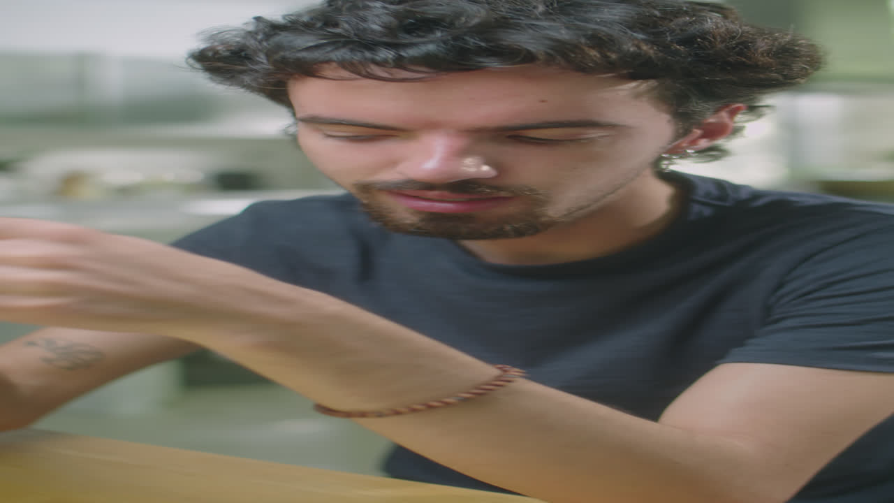 Beauty blogger maschile che si depila le sopracciglia davanti alla telecamera