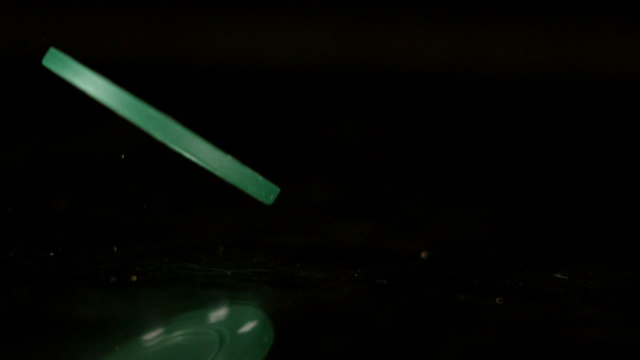 검은 바탕에 떨어지는  ⁇