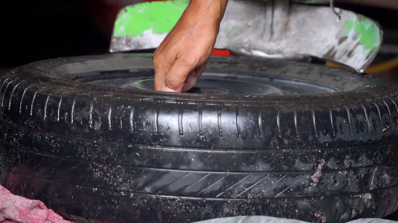Air removing from the tyre before the tyre is removed from the rim manualy