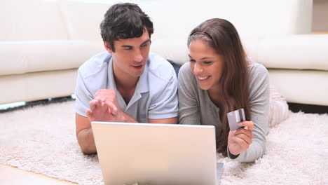 Pareja-Haciendo-Sus-Compras-En-Línea