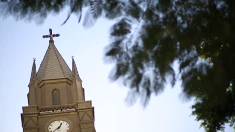 Die-Kuppel-Einer-Alten-Kirche,-An-Der-Die-Wanduhr-Von-Außen-Hängt---Kamerastift-Rechts