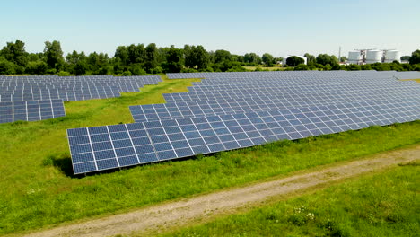 Camión-Aéreo-De-ángulo-Bajo-Que-Muestra-Una-Gran-Granja-De-Paneles-Solares-Durante-El-Día-Soleado-En-El-Paisaje-Rural