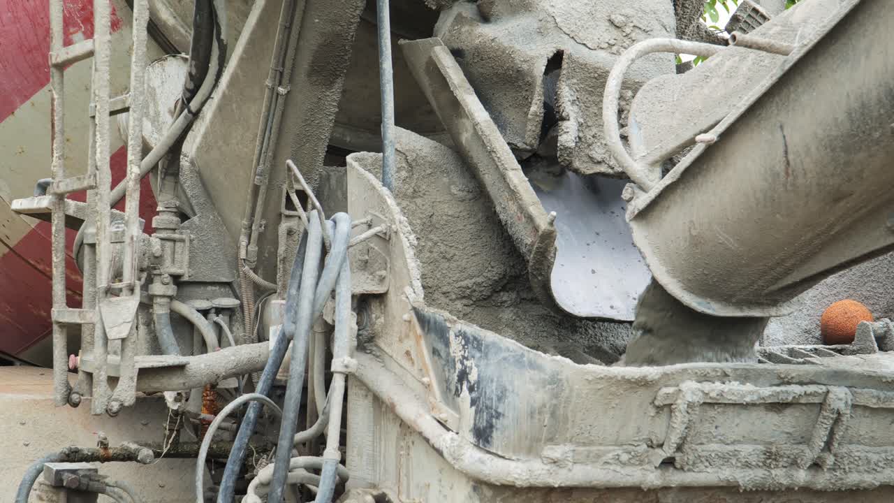 시멘트 혼합기는  ⁇ 은 콘크리트를 배달 혼합 기계로 옮 ⁇ 니다.