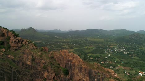 las montañas vellore con su combinación única de vegetación y cimas rocosas capturadas con drones phantom 4 pro 4k tomados de imágenes de 60 fps