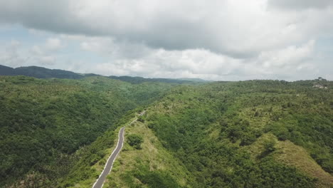 Pistas-Aéreas-Moto-En-La-Cresta-De-La-Montaña-De-La-Selva-Aislada