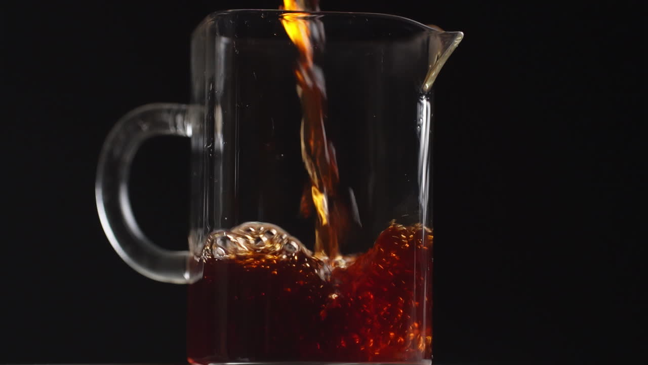 vertiendo café en una jarra de vidrio