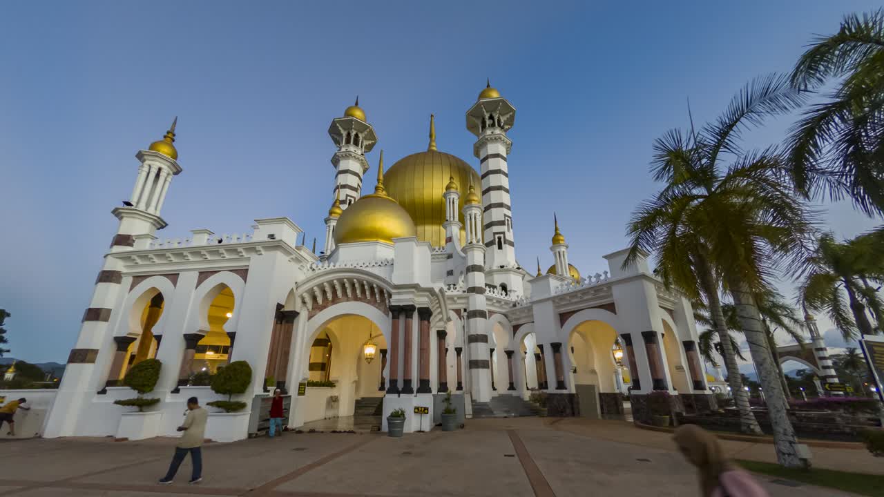 hermosa mezquita en kuala kangsar, malasia durante las horas azules