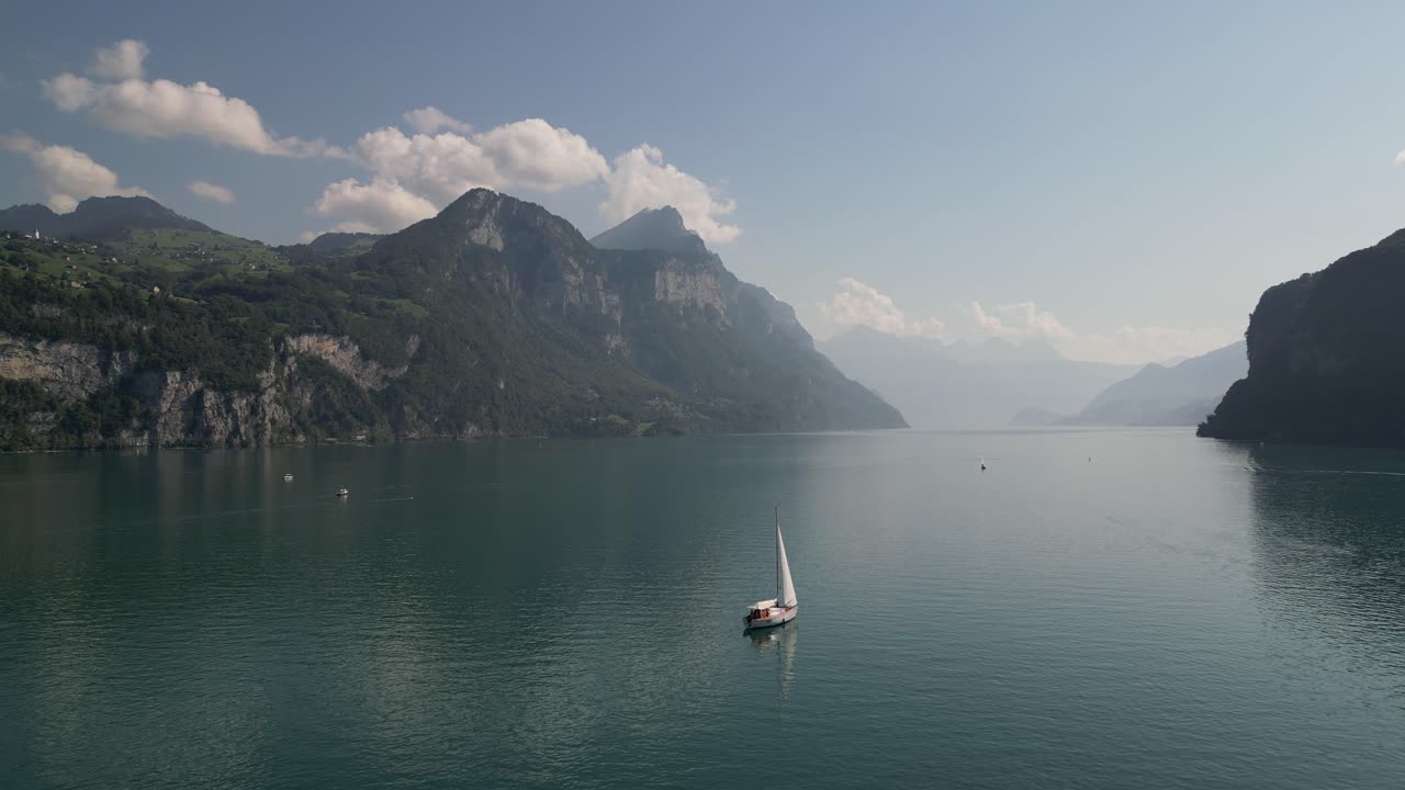 vista aérea de hermosos lagos en europa junto con deportes acuáticos y barcos de pesca que navegan por las aguas