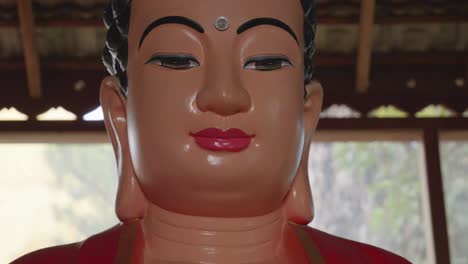 rote buddha-statue mit hakenkreuz-symbol, das kulturelle unterschiede zeigt