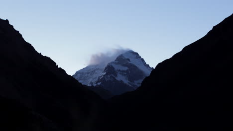 la cumbre del aconcagua justo después del atardecer