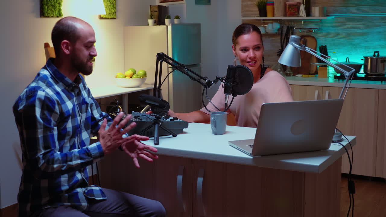 amantes cenando juntos