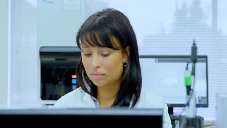 científica que trabaja en el escritorio 4k