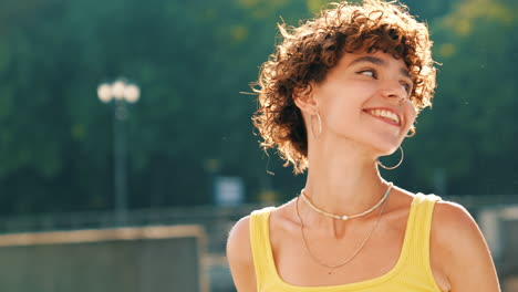 mujer joven sonriendo al aire libre